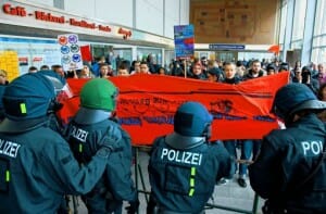 Im Göppinger Bahnhof werden die Neonazis von Polizisten und Antifaschisten erwartet. Foto: Horst Rudel