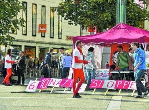 Die Antifa (oben) sowie das Bündnis "Kreis Göppingen Nazifrei" informierten Göppinger Passanten über die Gegendemo am 6. Oktober. Foto: Giacinto Carlucci 